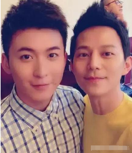 45岁否认已婚的何炅与神秘男子亲密同游此前与柴格传出绯闻