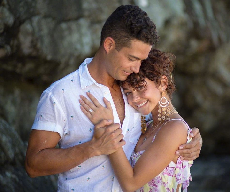 的大姐萨拉·海蓝德(sarah hyland)和男友wells adams订婚,男友在其二