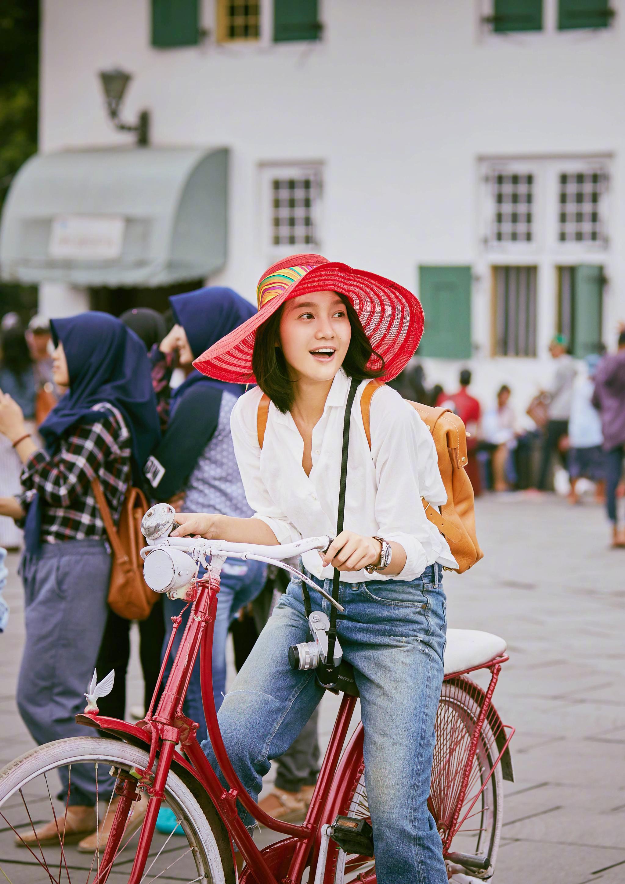 朱丹厉害了,穿烂大街的大衣也能时髦又优雅,颜值高就是不一般