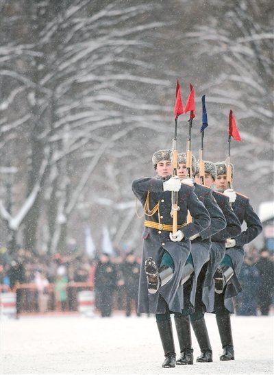 俄罗斯现在阅兵旗子上都是画镰刀斧头的称呼也是总指挥同志