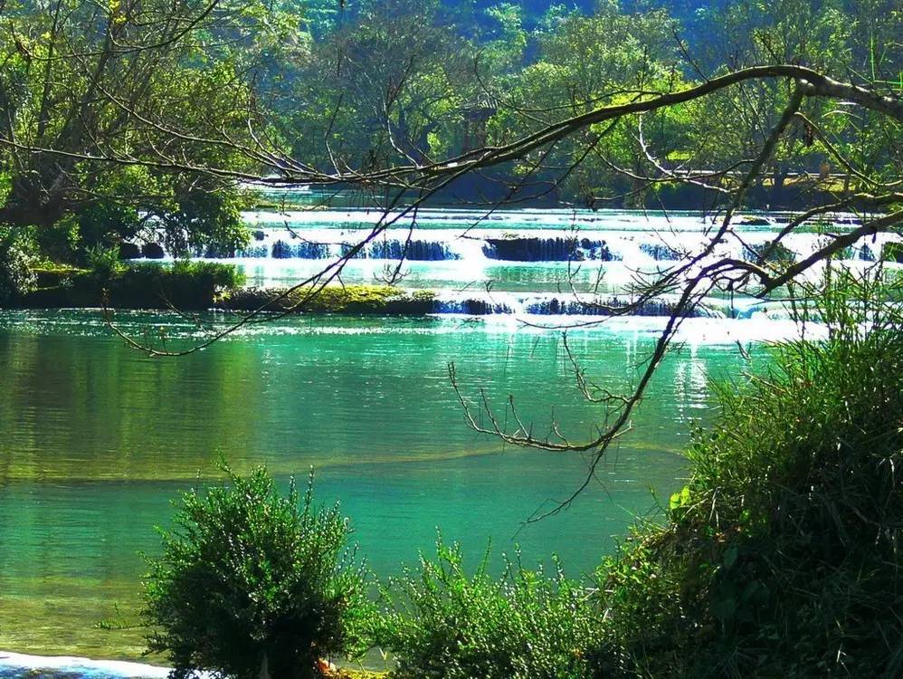 云南罗平多依河景区幽静迷人的田园风光让人流连忘返