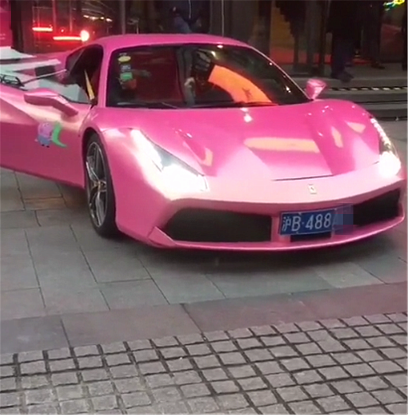 "粉色"法拉利现身,车门贴"小猪佩奇",保养一次得13000