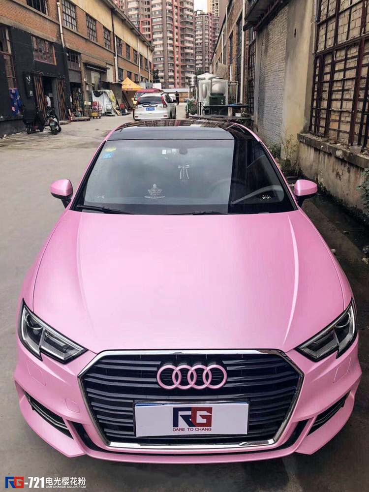 后来他从网上知道了汽车改色除了喷漆外,现在还可以贴膜改色,施工时间