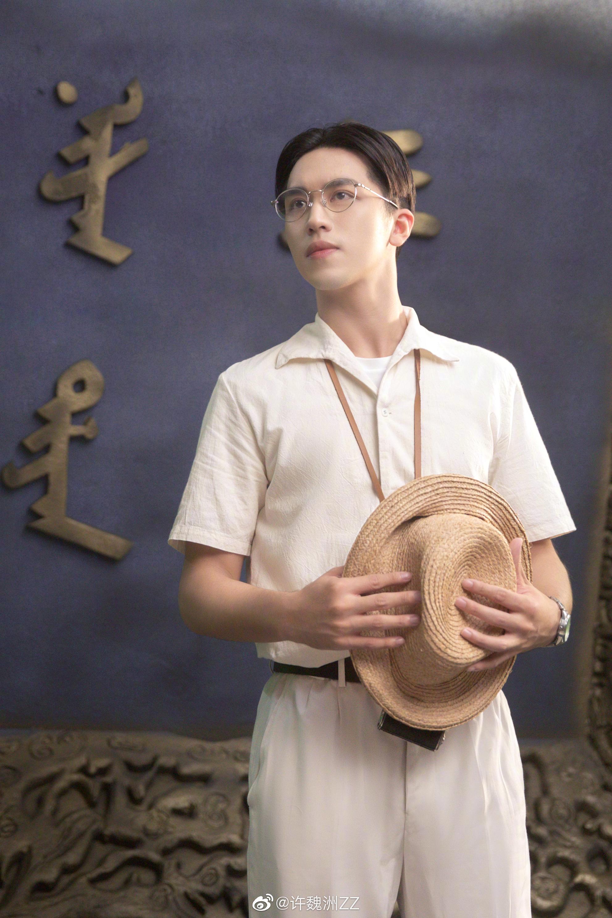 复古中分头 金丝框眼镜,就是那个年代最in的搭配