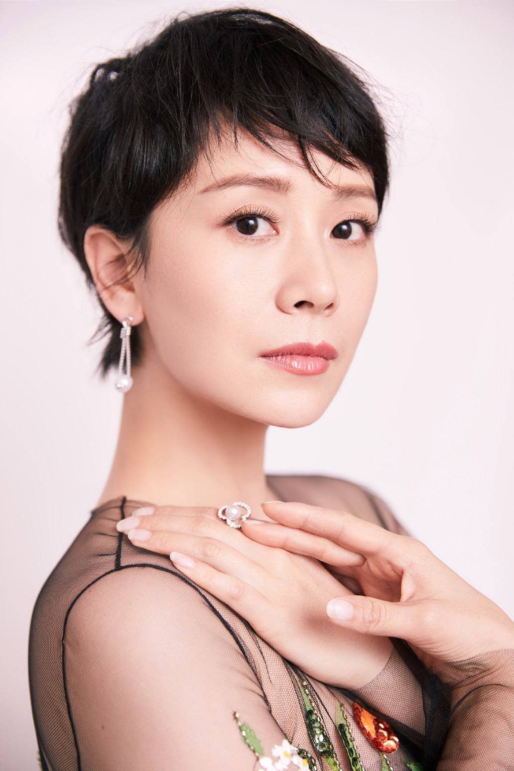 40岁海清换发型更美了,短发造型最少年轻20岁,村姑秒变气质女神