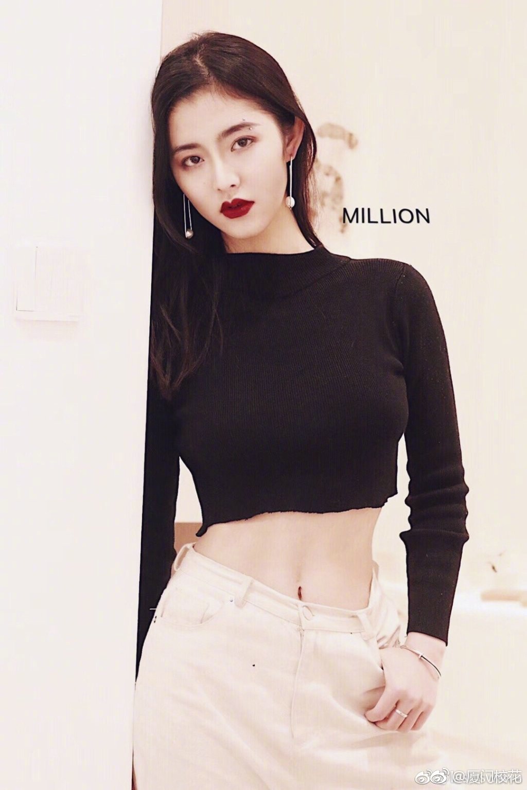 婴宁lasw 99年,就读于西安美术学院,身高169cm,爱好画画,很有气质的