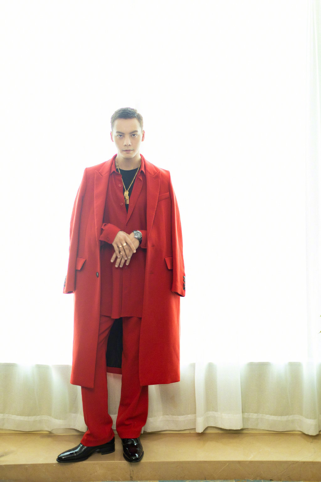 陈伟霆身着全套ami红色系服饰, 长大衣, 阔腿裤, 宽松衬衫