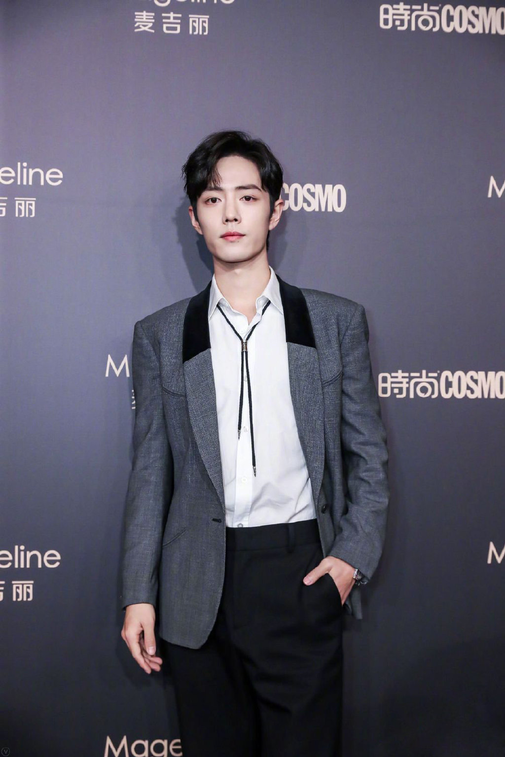 肖战身着灰色拼色西服搭配白衬衫和西裤_高清图集_新浪网