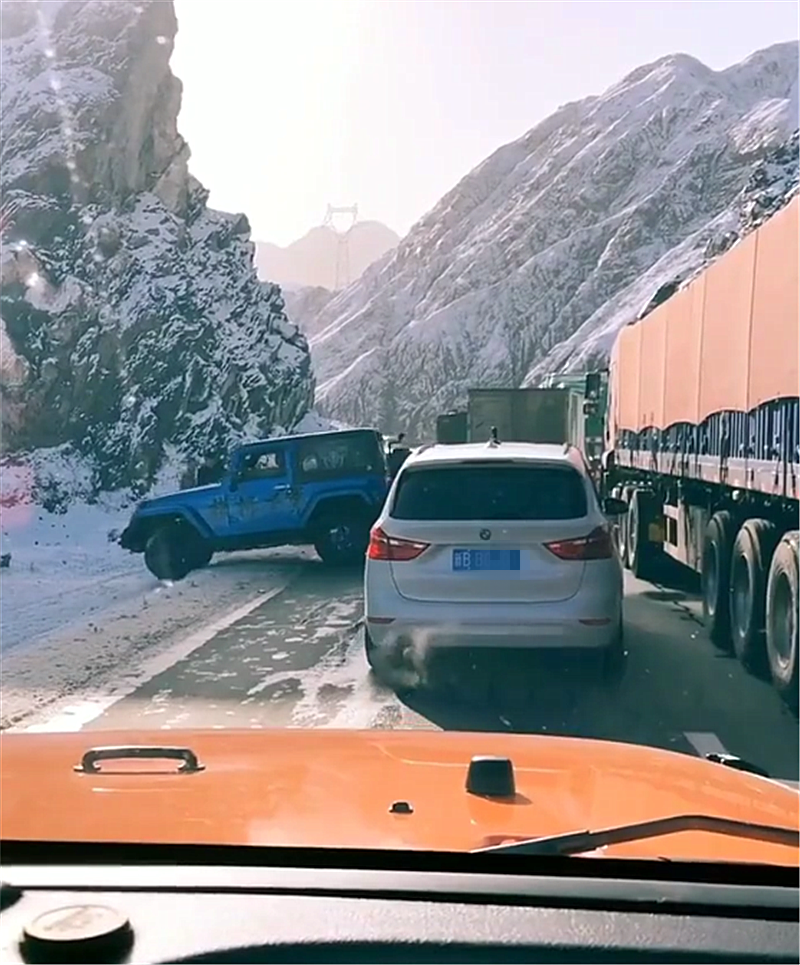 42万牧马人在新疆堵车,直接绕道走雪路,凭借四驱任意驰骋!