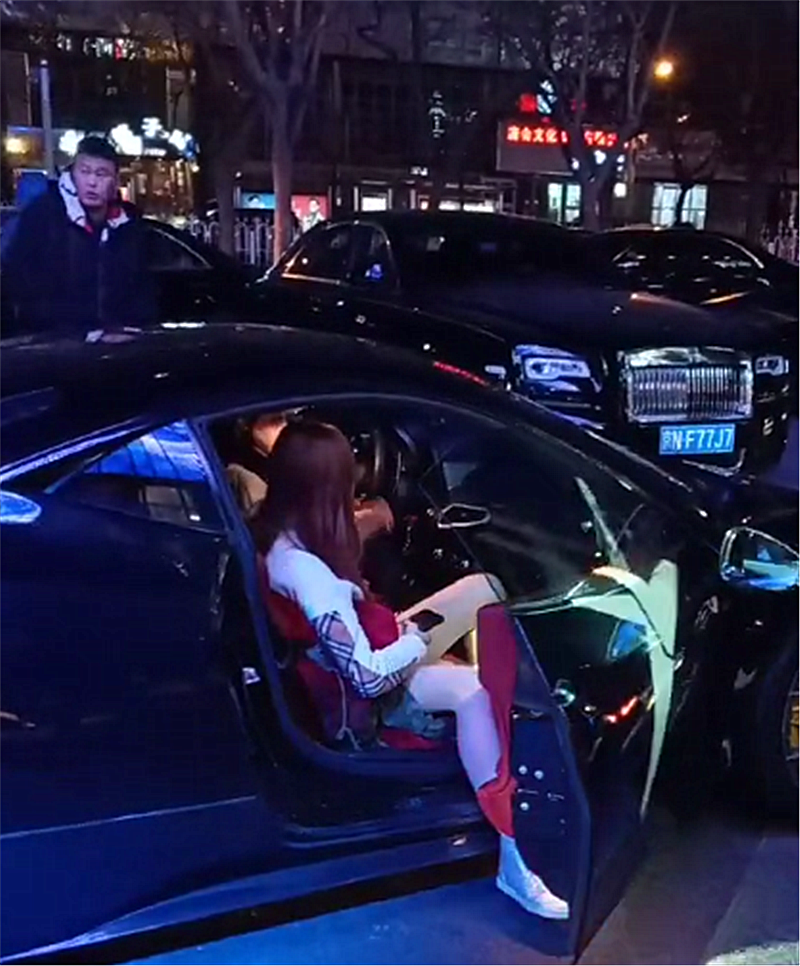 388万黑色法拉利现身看到副驾驶女子时没想到身材比车吸睛
