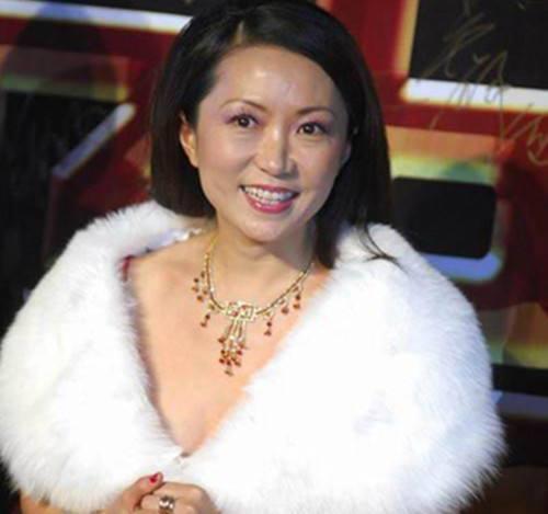她只有一首歌却红了30年,如今已经50岁的她恋上24岁小鲜肉!