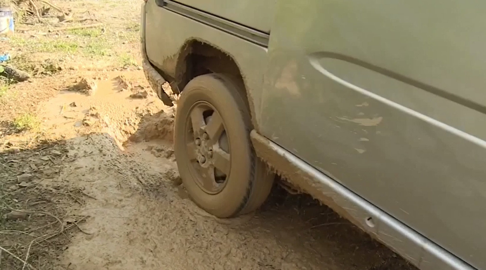 "乡巴佬"发明汽车差速锁,陷入泥坑1秒就出来