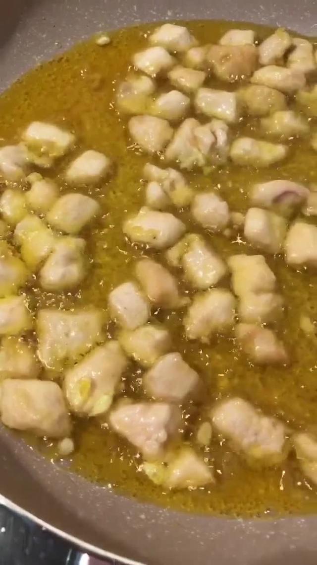 辣炒鸡丁,咸鲜麻辣滑嫩入味,每次遇见它就来酒瘾啦!