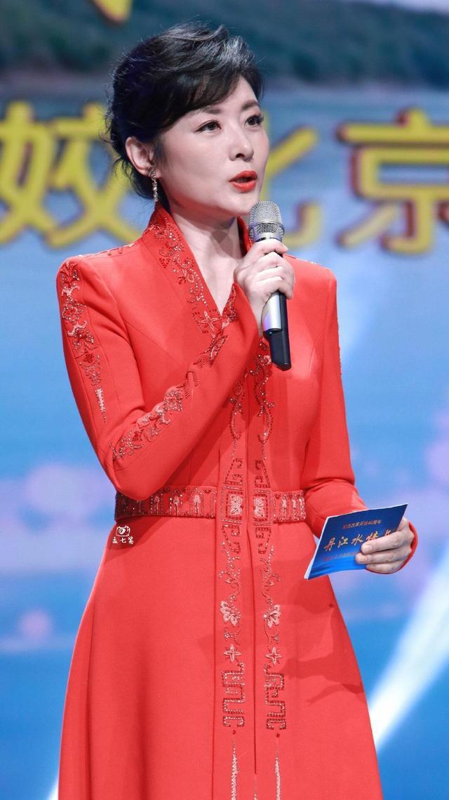 连续主持16年春晚,二婚嫁富豪生活幸福美满|央视|周涛|综艺大观_新浪