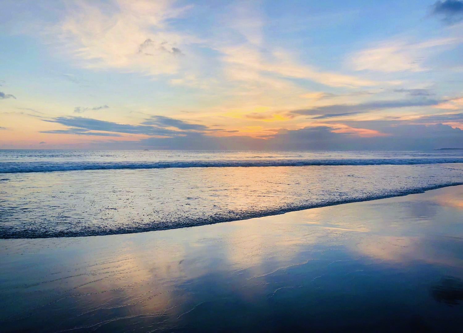水明漾海滩丨位于巴厘岛南部的西海岸是西海岸首屈一指的海滩