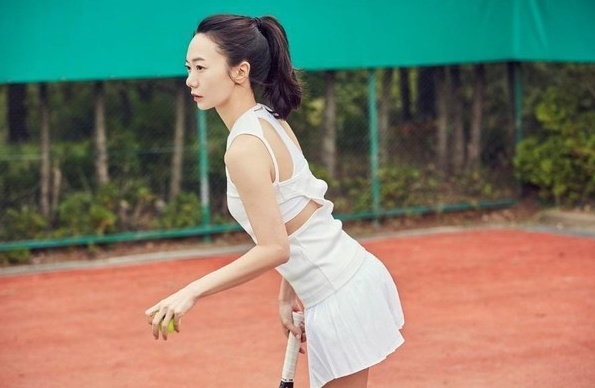 却一脸轻松云淡风轻的抓起网球,仿佛不在意对面的iu"对峙"般的眼神