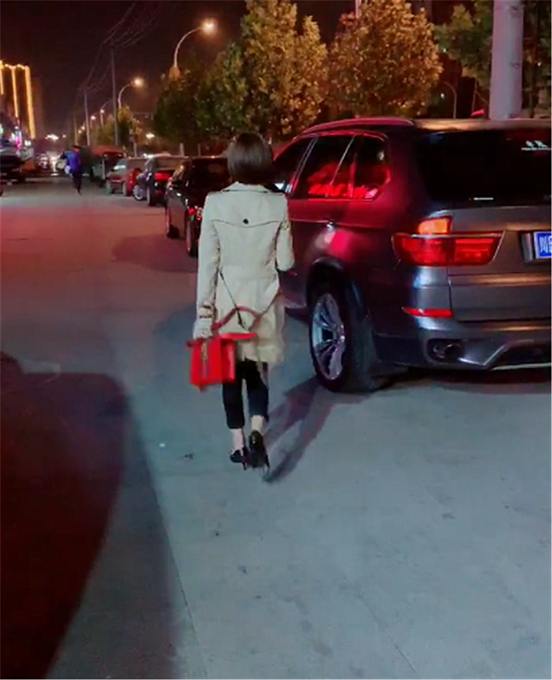 最近,在国内一深夜偶遇宝马x5,车价67万,女车主身材和背影比宝马吸睛!
