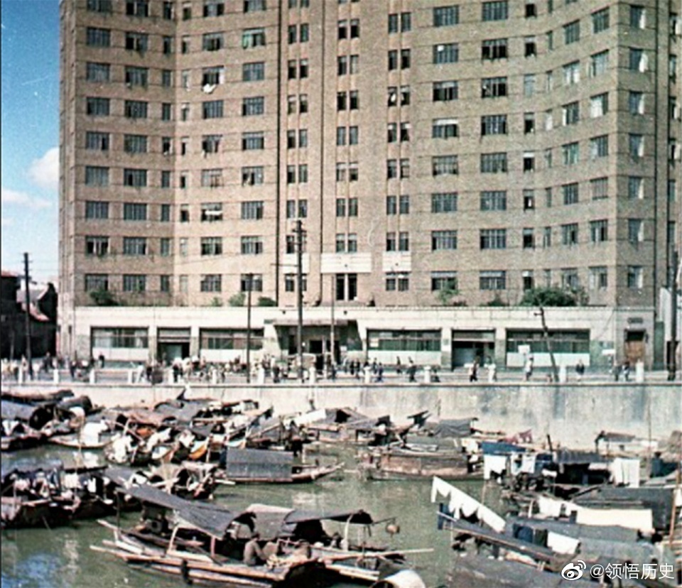 建国初期的上海外滩上都是高楼大厦城市很繁荣