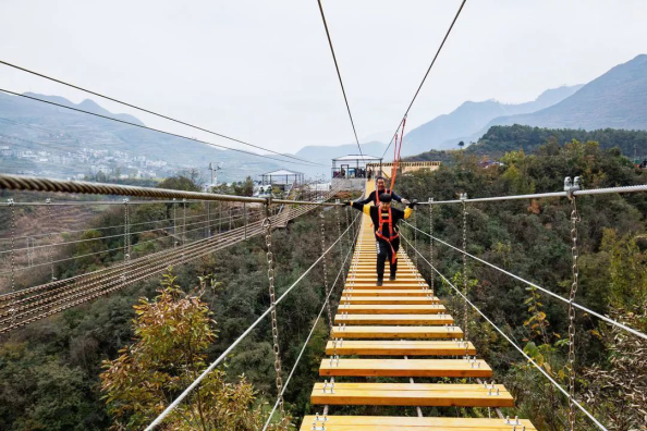 过年就去小山峡桃源谷走玻璃桥体验网红秋千真刺激