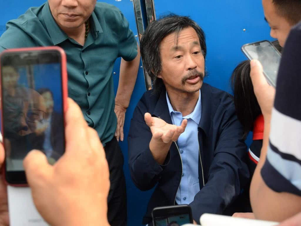 52岁流浪汉因才华横溢走红,主持人发文揭穿:多少人被他骗了?