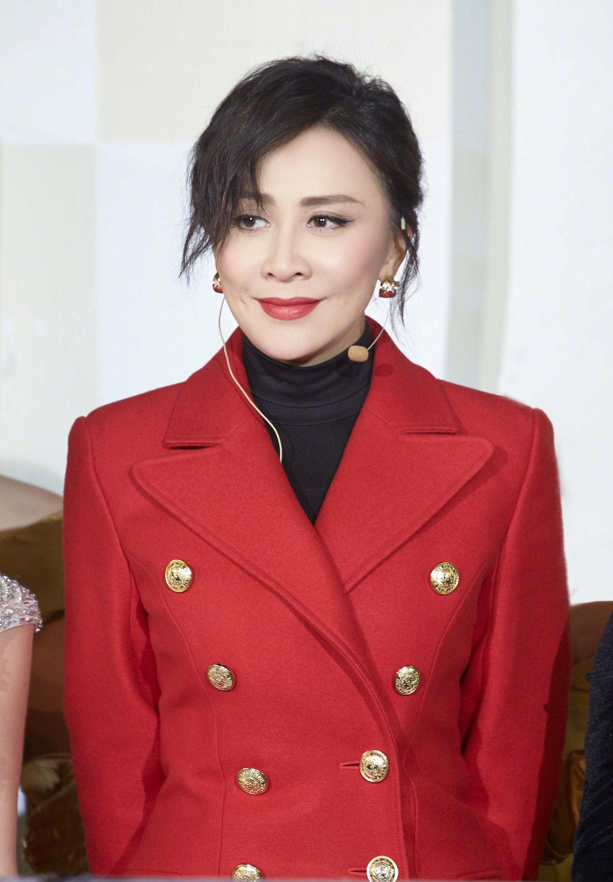 54岁刘嘉玲换波波头短发,身穿波点上衣搭配休闲裤,减龄又时尚