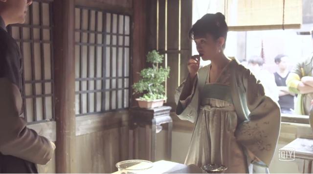 《知否》赵丽颖是全组最能吃道具的！小小桃以为道具有毒都不敢碰