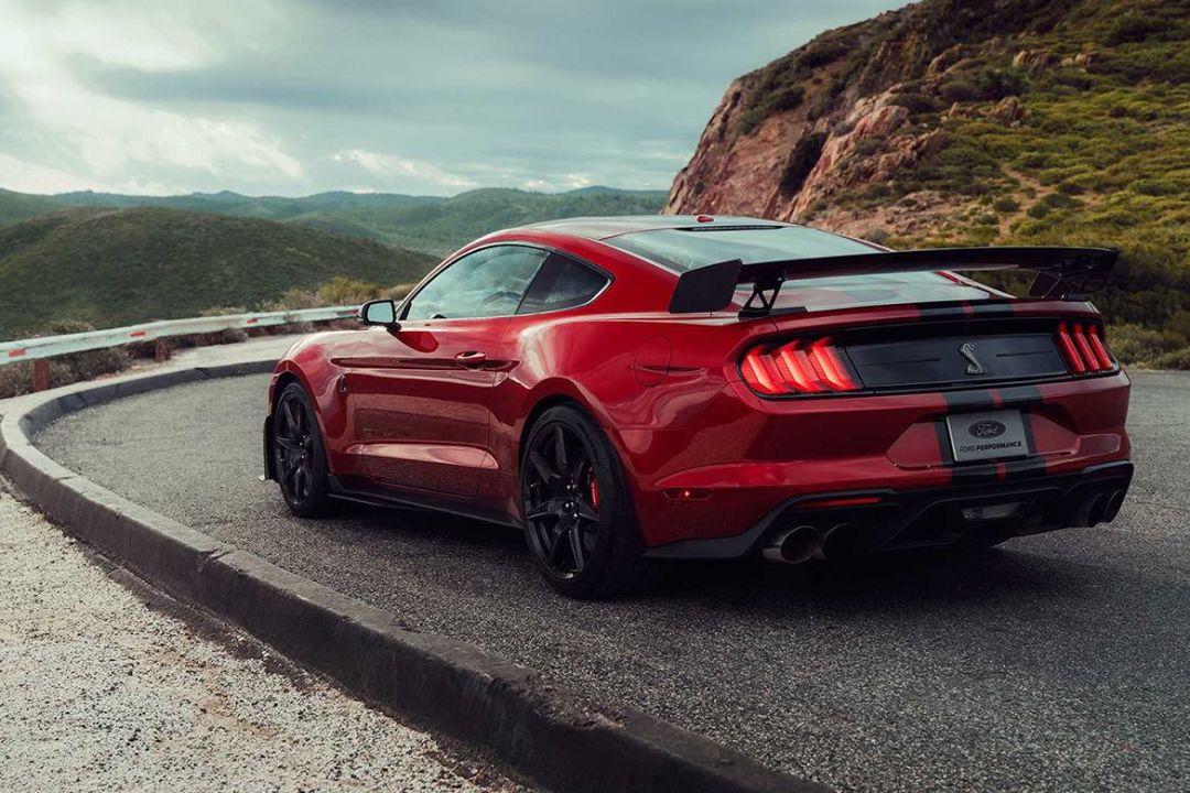 相比"狂野的心脏"与激进的外观造型,新款shelby gt 500的内饰并不在车