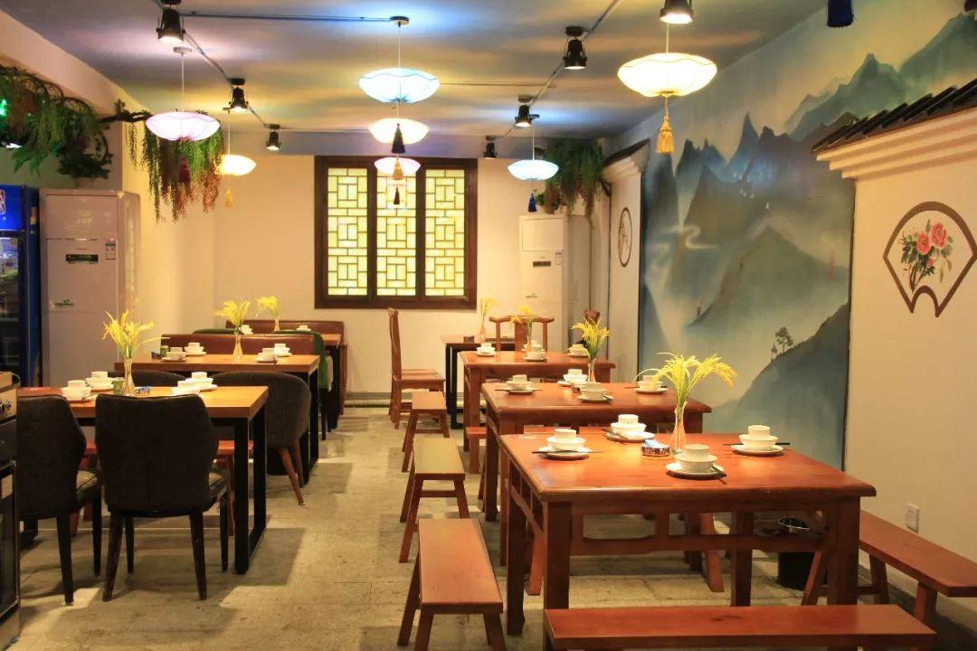 看着装修就发现老板是一个很有格调的人不管坐在哪个位子上吃饭都会让