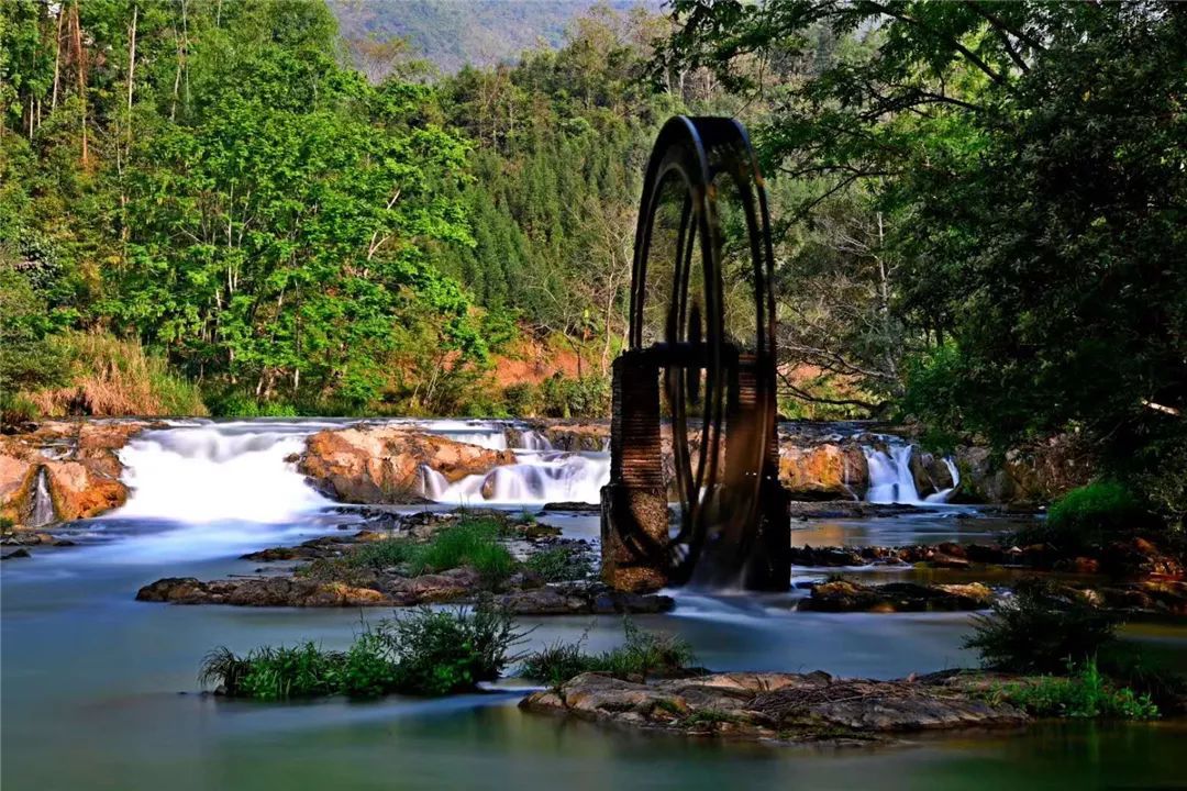 龙骨水车:位于多依河风景区世界自然水车博览园内.