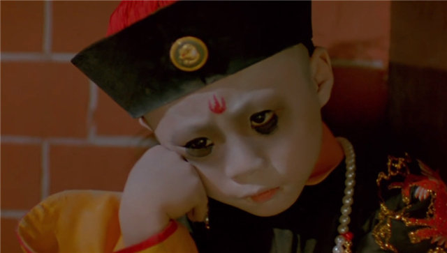 30年前一部僵尸片林正英执导拍马屁的小僵尸是最大亮点