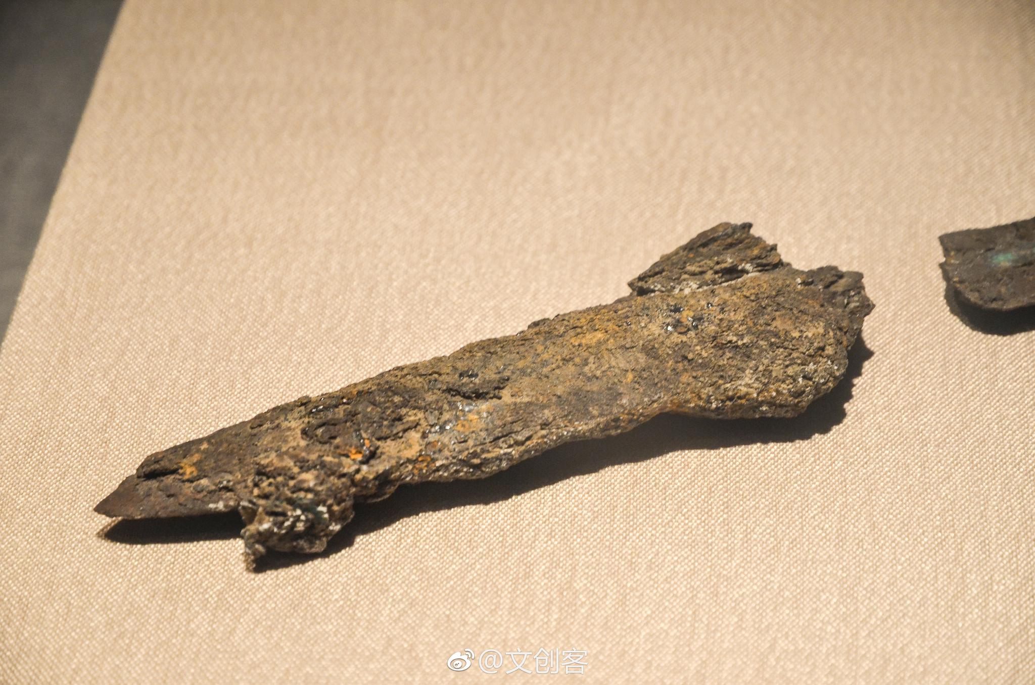 年)1990年三门峡市虢国墓地出土,现藏于河南博物院玉柄铁剑制作精美