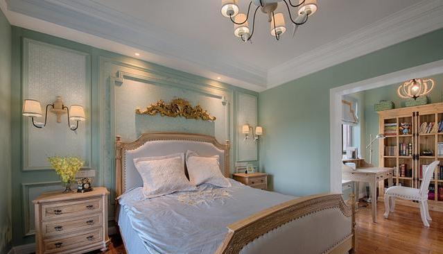 卧室的背景墙上做了黄色的石膏线以金色上色