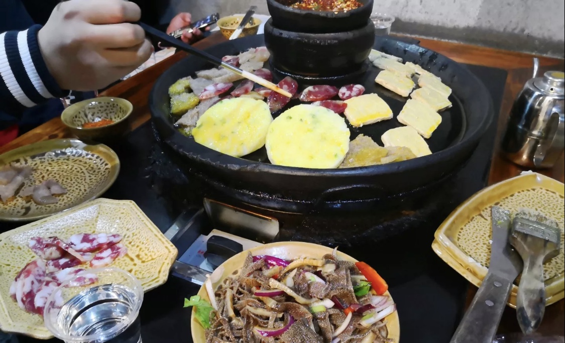 贵阳的宵夜真的太多了,这个活油烙锅是值得推荐的,也很多特色了