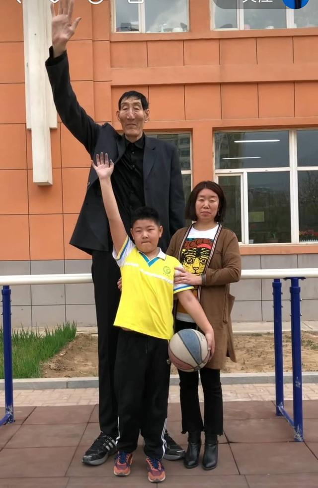 中国巨人2米36娶1米68妻子,比对方大28岁,如今儿子10岁很幸福
