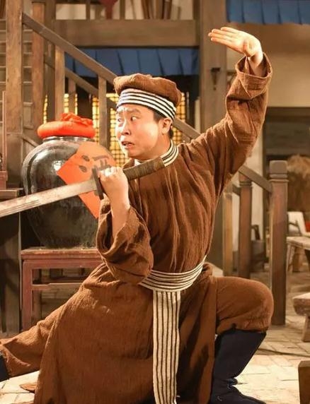 燕小六目不识丁,但有一集中他不仅能熟读大明律,而且还能做笔录