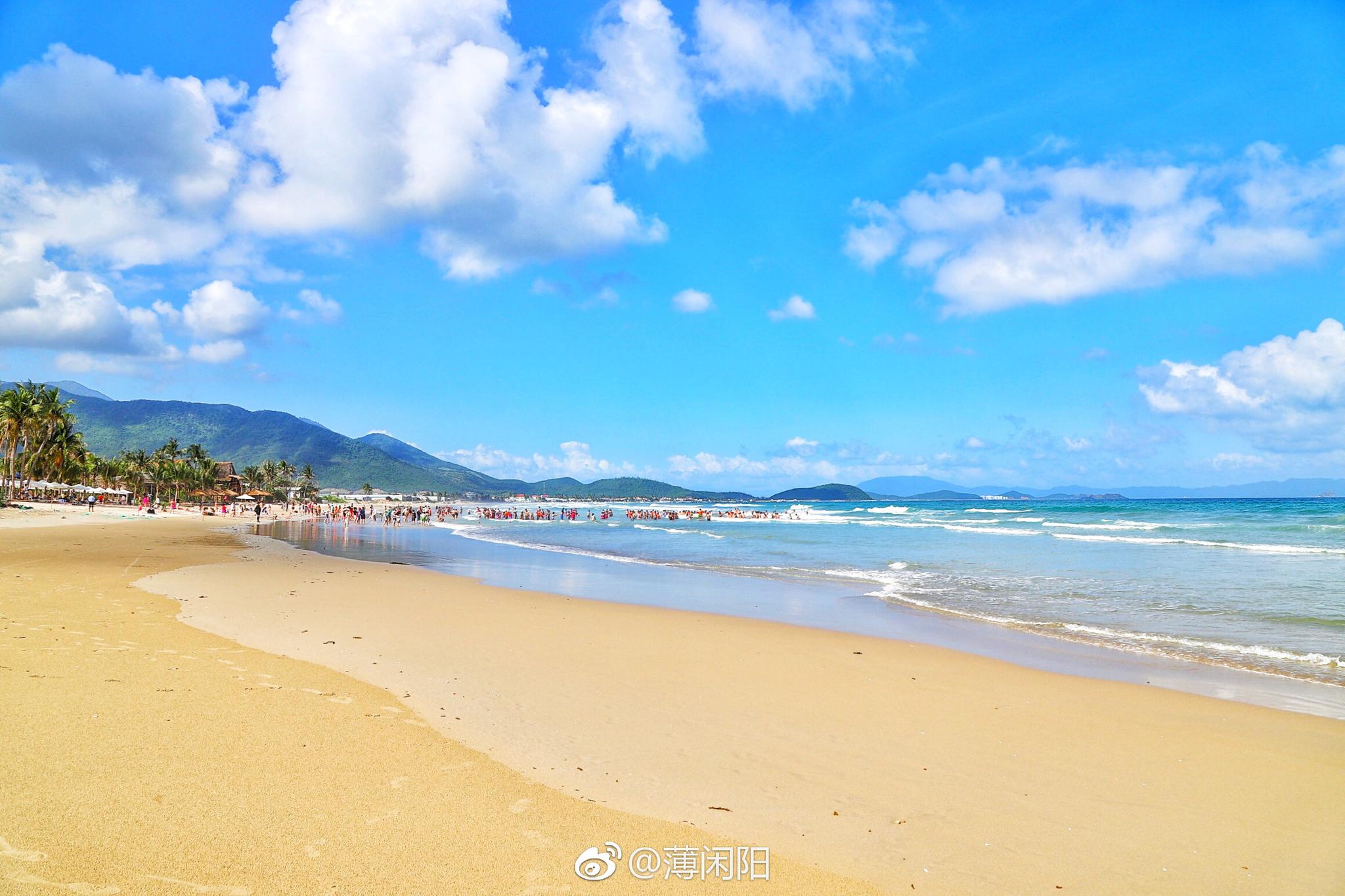 碧海蓝天,椰风海韵,湛蓝的海水,银白的沙滩