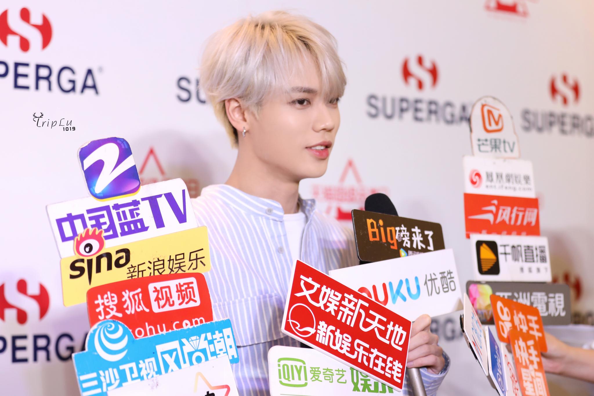 林彦俊今日出席品牌活动饭拍图一身蓝色条纹衬衫 银发,生图也超能打的