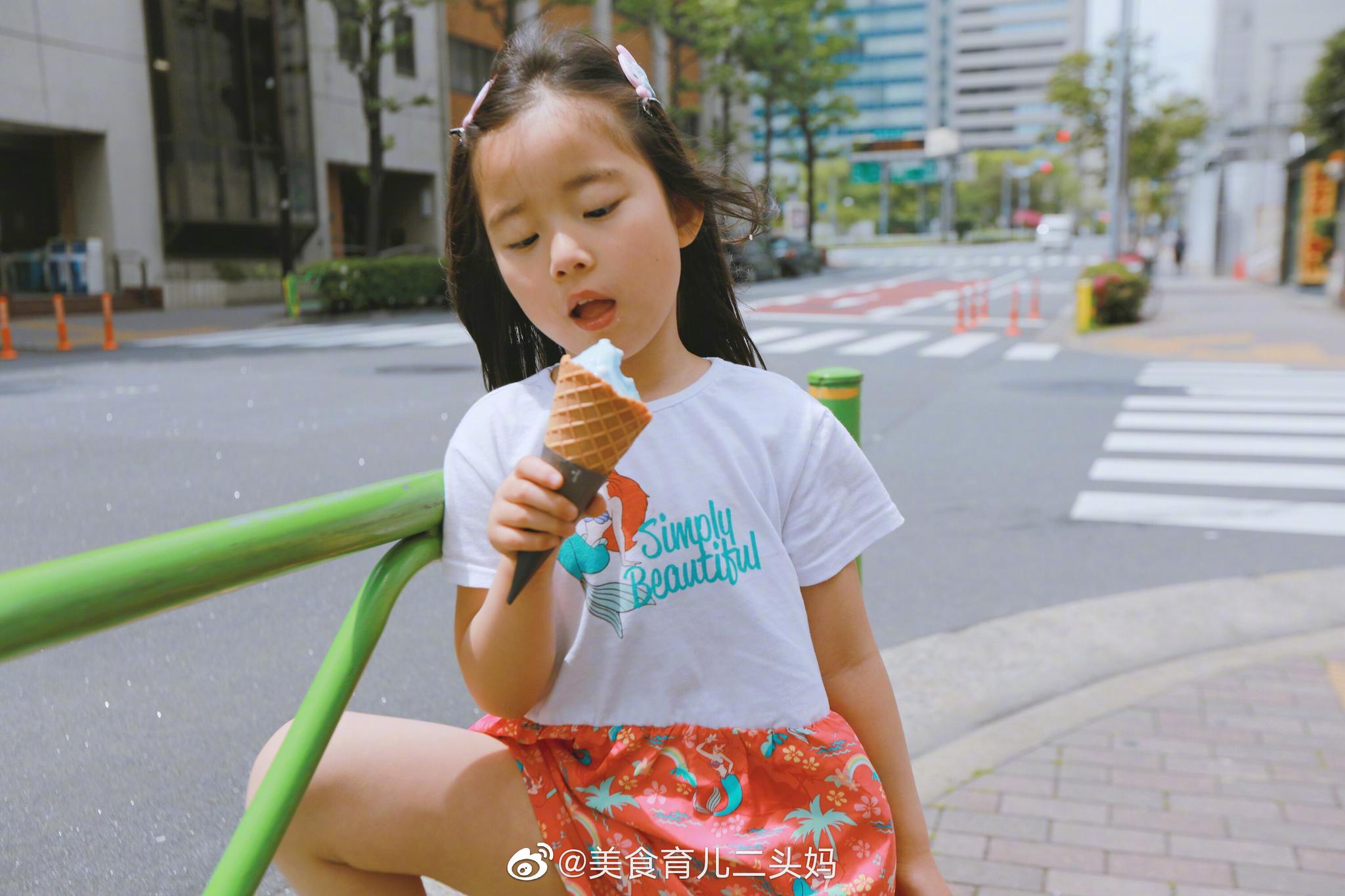 最近也就十几度,这位非得穿这样,还要喝冰水吃冰淇淋,这次出来