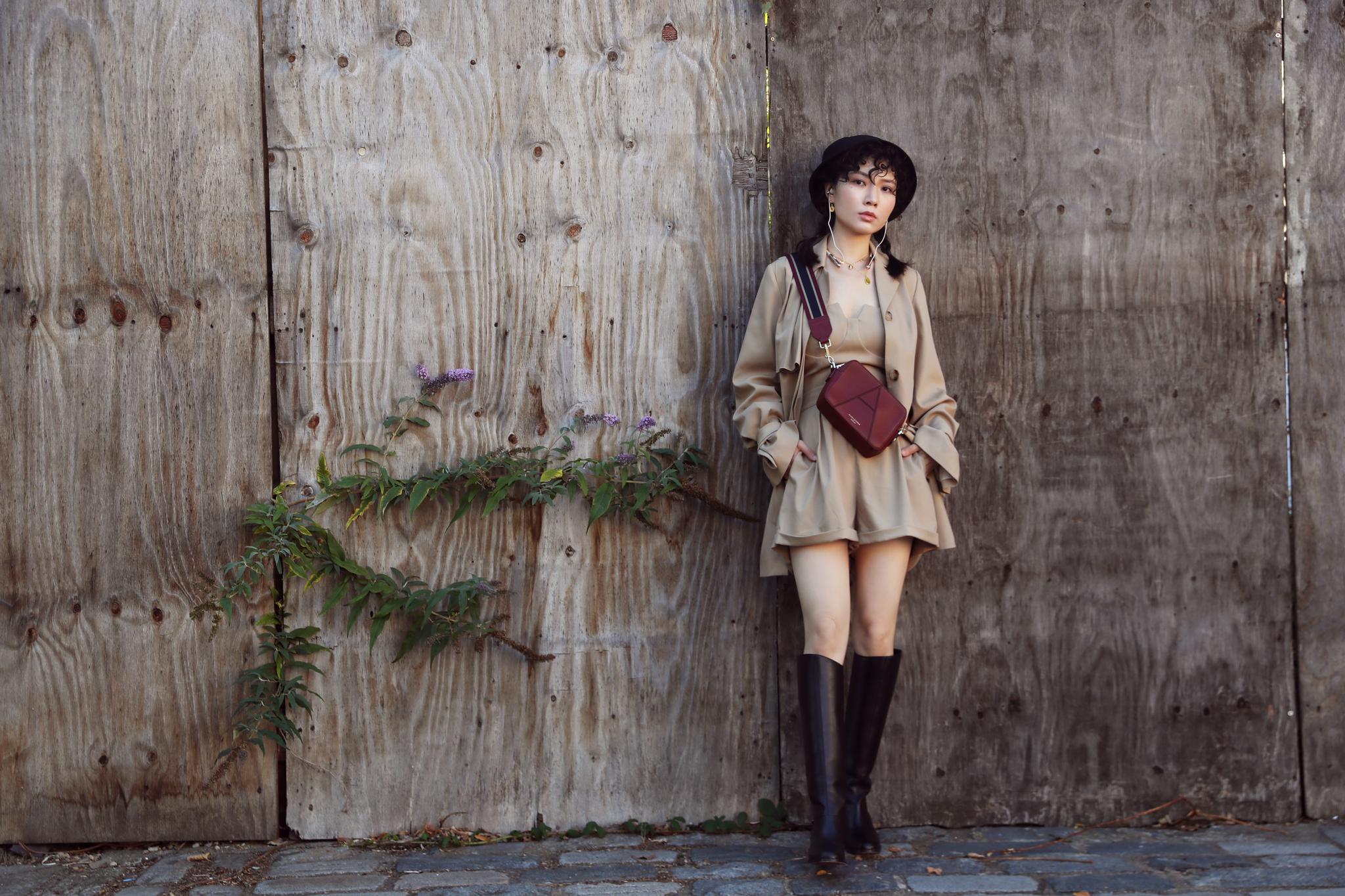 Ana搭配 渐黄的树叶 斑驳的墙面 是通往伦敦早秋的门票