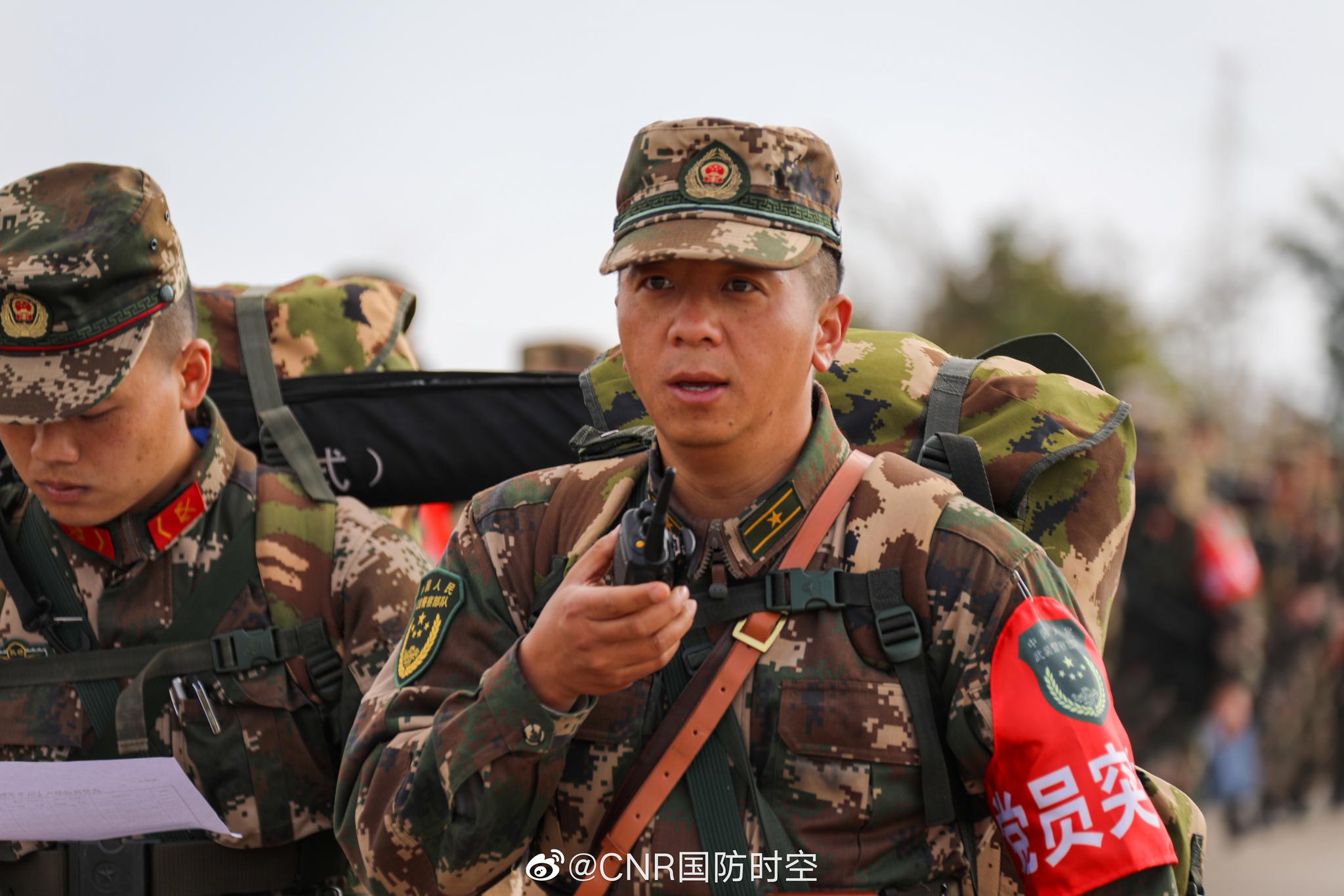 超燃!武警部队官兵拉练途中同步开展政治工作_高清图集_新浪网