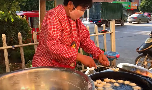 阿姨街头卖"朴素"早餐,3毛一个遭哄抢,食客:三块钱吃到撑!