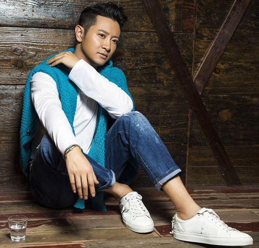 他因陪妈妈过年,拒绝参加春晚,后遭遇车祸,被公司抛弃