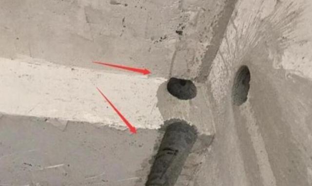 因施工在梁上开孔,业主说能理解,可完工后他却让师傅赶紧走