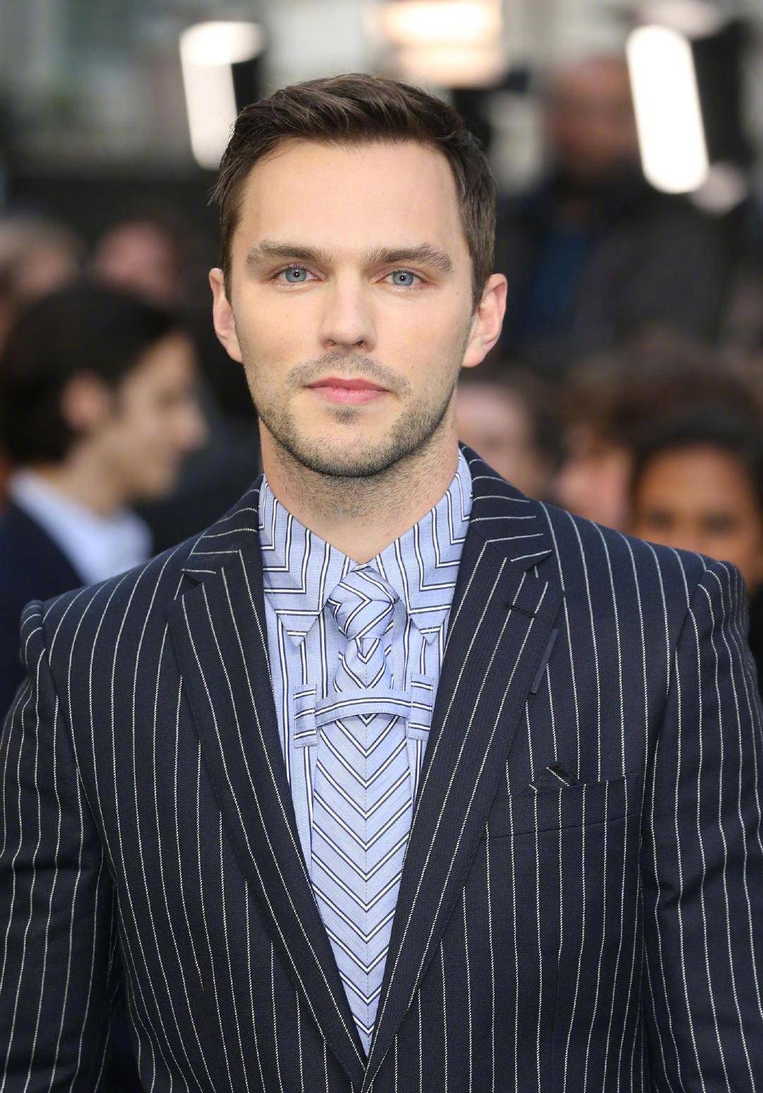 来波型男尼子nicholashoult照