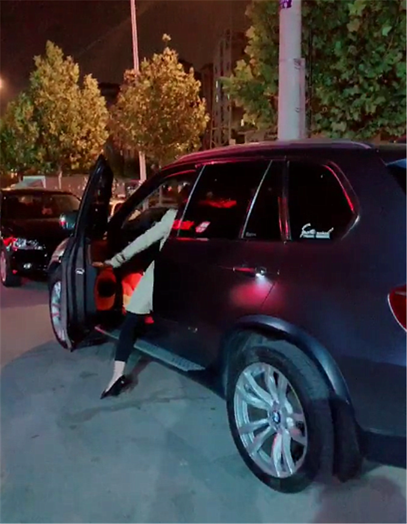 67万宝马x5现深夜街头,看到女车主背影那一刻,都没心思看车