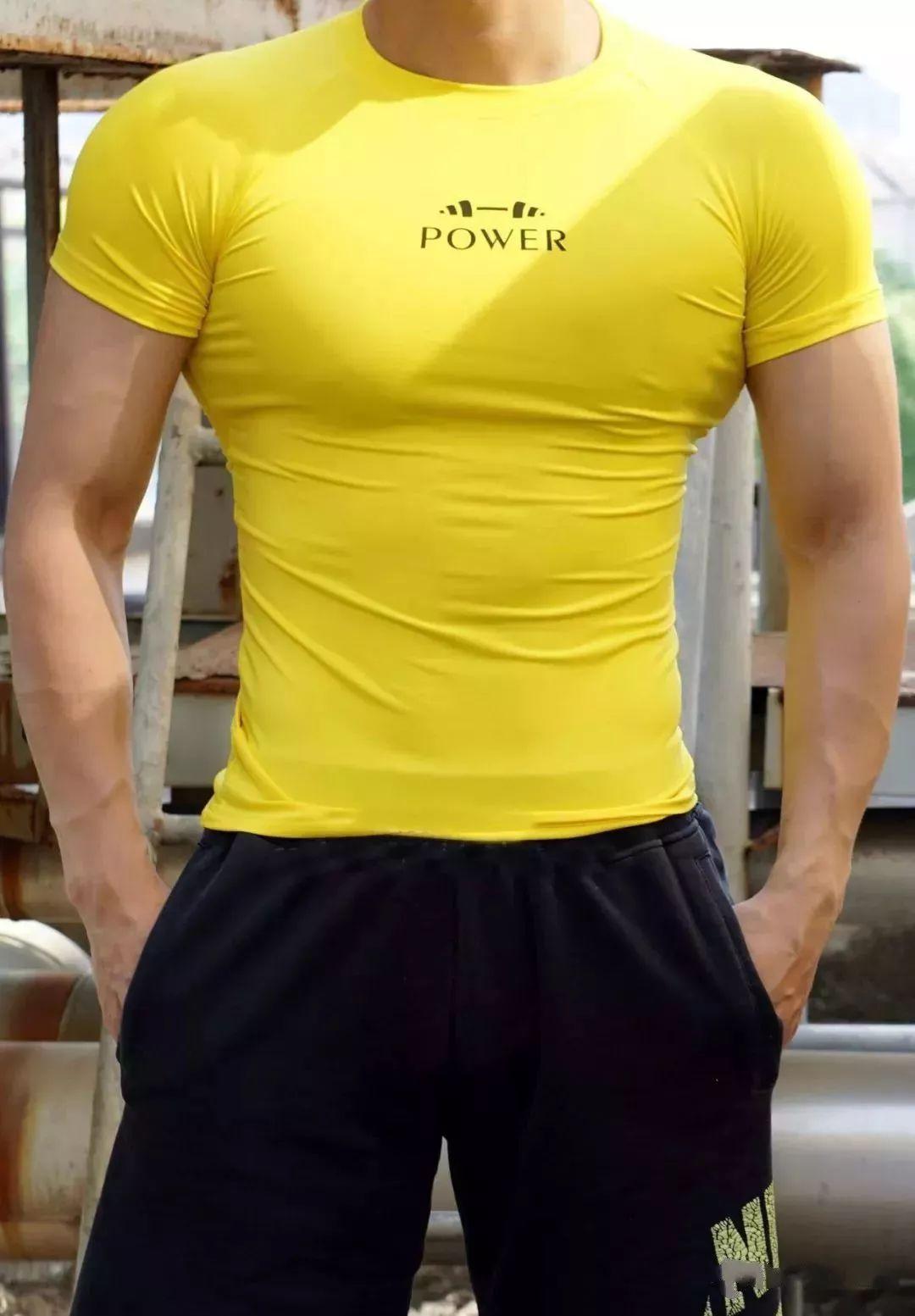 ▼公狗腰若隐若现手臂感觉撑爆袖口倒三角身材显露无疑▼就剩大圆肚子