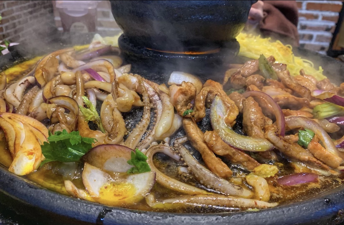 贵阳的宵夜真的太多了,这个活油烙锅是值得推荐的,也很多特色了