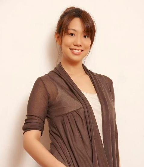 她16岁被成龙提携出道,因长相饱受争议,却能嫁豪门生活幸福|吴辰君