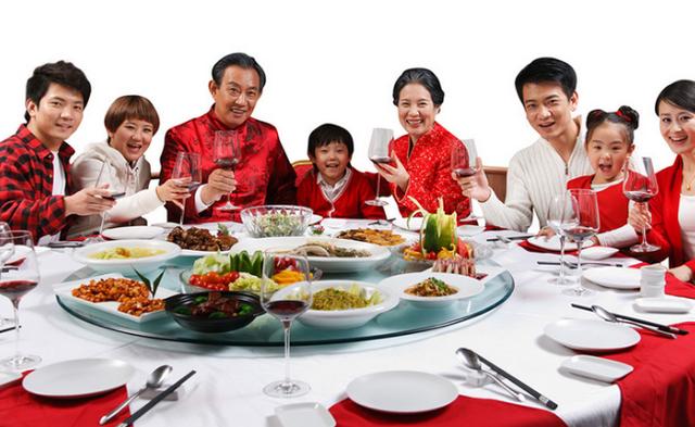 过年了,奶奶说:总来我家吃饭,害羞不?孩子的回应让全家人喷饭