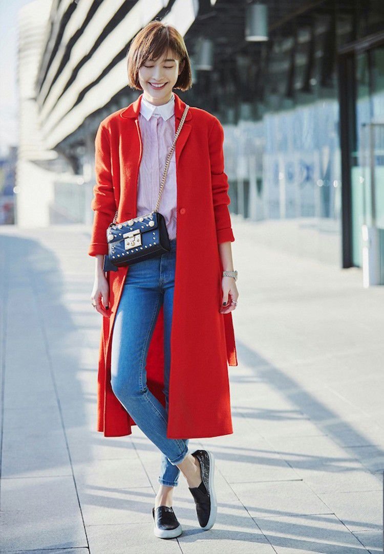 女人穿红色大衣太扎眼?学会3个日常搭配,低调显白衬气色!